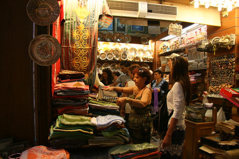 Egipt | Na dużym bazarze można kupić rozmaite produkty – od tkanin po słodycze 