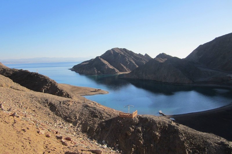 Egipt | Turyści z całego świata odkrywają potencjał Dahab: morze, ciemnozłoty piasek i majaczące w oddali szczyty górskie
