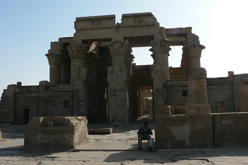 Egipt | Edfu – chwila wytchnienia w cieniu świątyni 