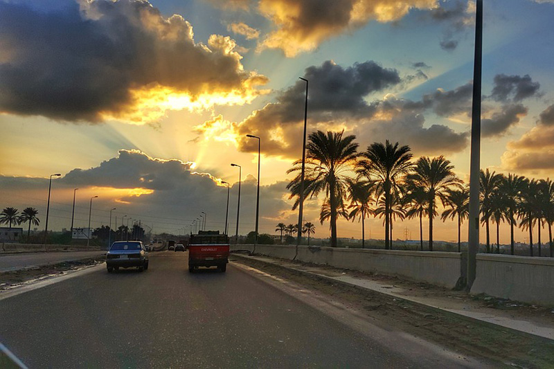 Egipt | Egipskie ulice tętnią życiem i kolorami, rzadko który kierowca skrzętnie przestrzega tu przepisów drogowych