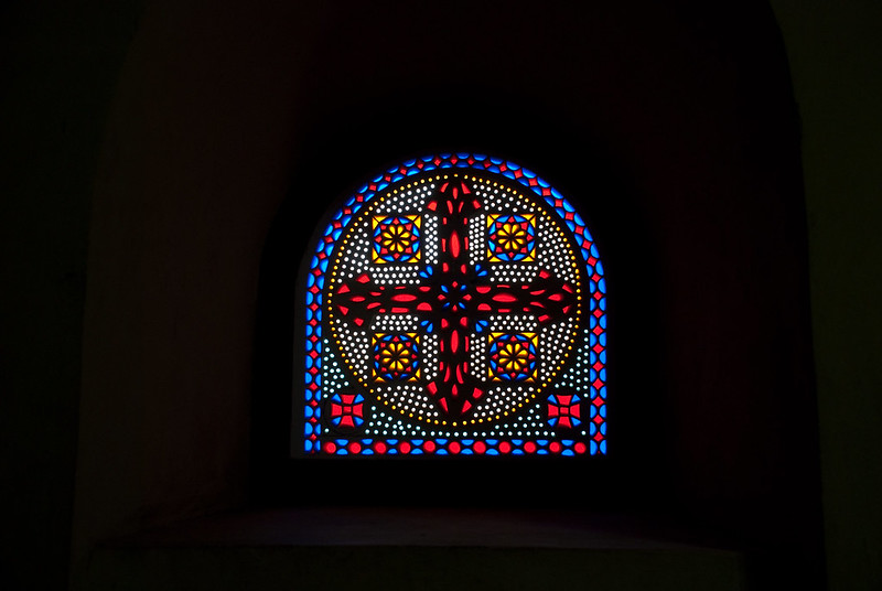 Egipt | Witraż w tzw. Wiszącym Kościele – krzyż koptyjski o charakterystycznie zakończonych ramionach