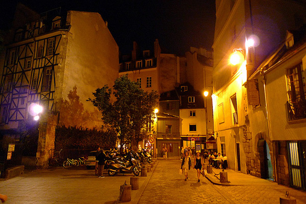 Francja | Paryskie uliczki nocą