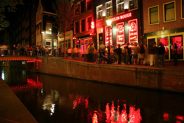 Holandia | Tłum gapiów na ulicy Czerwonych Latarni
