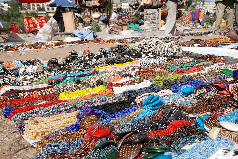 Kenia | Ręcznie robiona, ekologiczna biżuteria na kenijskim targu