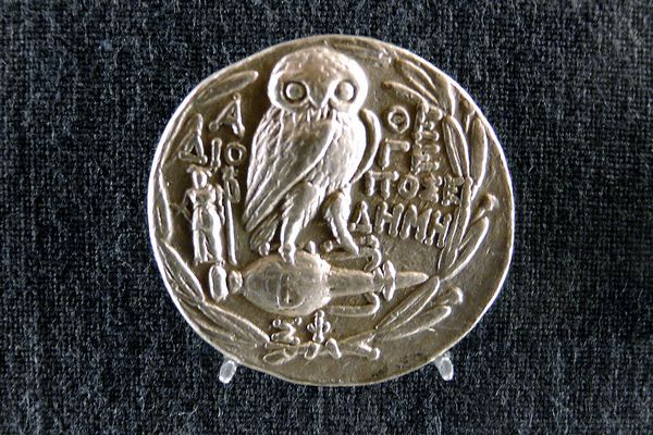 Kreta | Wizerunek sowy na starożytnej monecie o nominale 4 drachmy - tetradrachma, Numiznatyczne Muzeum w Atenach