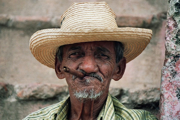 Kuba | Mieszkaniec Trinidad z nieodłącznym cygarem