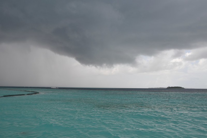 Malediwy | Rajski krajobraz zaburzyły ciemne chmury zwiastujące deszcz