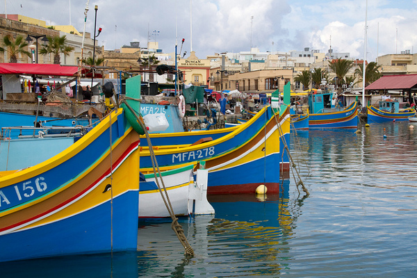 Malta | Kolorowe łodzie luzzu w Marsaxlokk