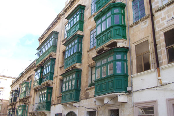 Malta | Charakterystyczne maltańskie drewniane balkony