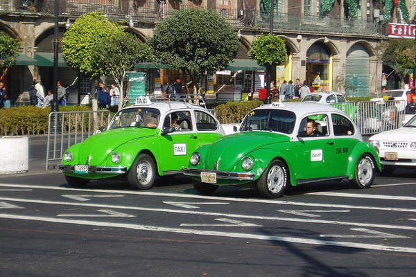 Meksyk | Meksykańskie taksówki w centrum stolicy