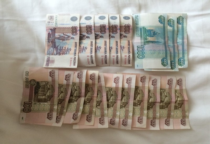Moskwa | W obiegu funkcjonują banknoty o nominałach: 5, 10, 50, 100, 500, 1000 oraz 5000 rubli