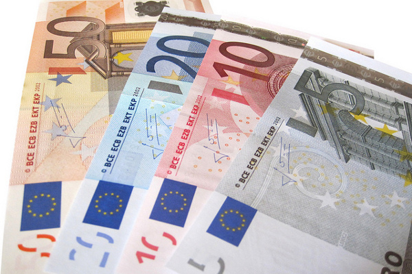 Paryz | W każdym kraju należącym do strefy euro banknoty są takie same