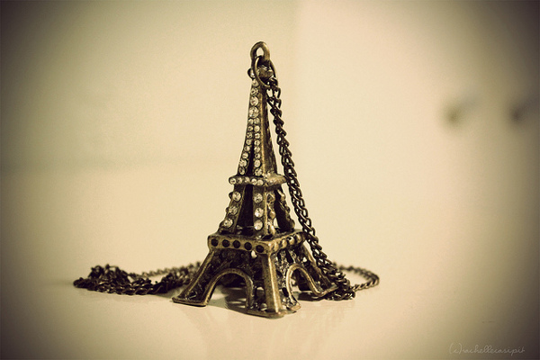 Paryż | Jedną z najczęściej kupowanych pamiątek w Paryżu jest breloczek z Wieżą Eiffla