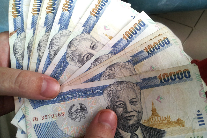 Phuket | Wśród banknotów wyróżnia się nominały: 10, 20, 50, 100, 500 i 1000 baht