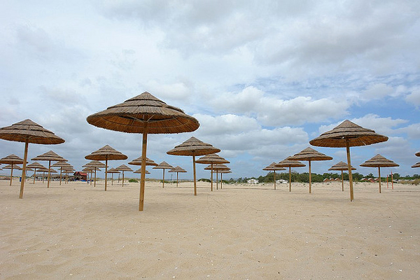 Portugalia | Parasolki na plaży w Algarve