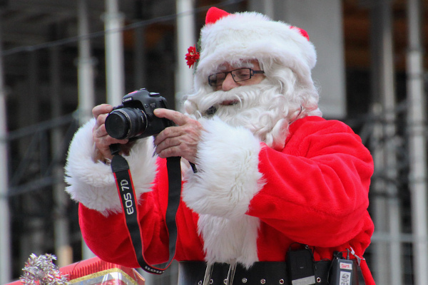 Mikołajowa Parada | Jeden ze Świętych Mikołajów próbujący uwiecznić ogrom czerwono-białych kostiumów
