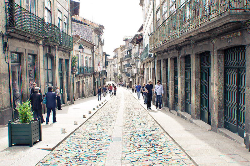 Portugalia | Jedna z urokliwych uliczek Guimarães