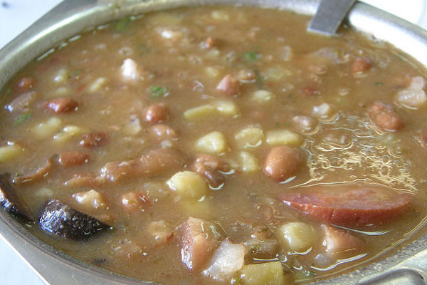 Portugalia | Sopa de Pedra to gęsta sycąca zupa z dużą ilością mięsa i różnych rodzajów warzyw, w tym: ziemniaków, marchewki, fasoli i pomidorów