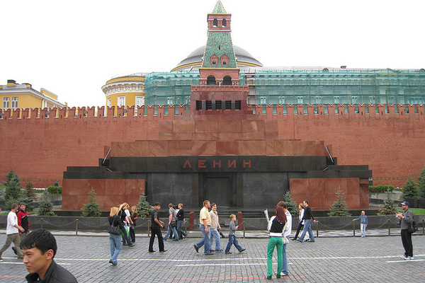 Rosja - Moskwa | Mauzoleum wzniesiono na planie prostokąta, jako materiał wykorzystano czerwony i czarny granit, marmur, labrador i porfir