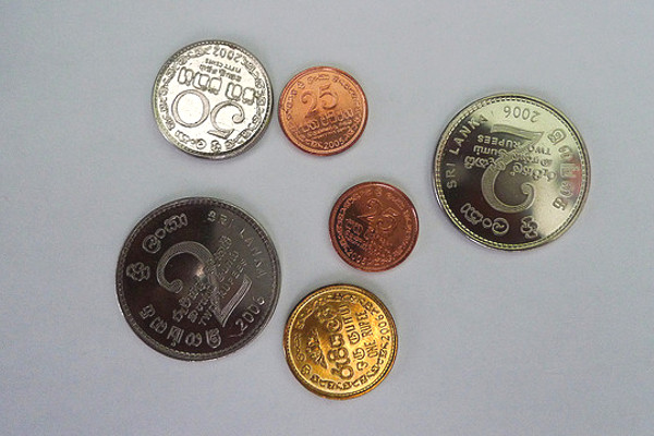 Sri Lanka | W obiegu występują monety o nominałach: 1, 2, 5, 10, 25 i 50 centów oraz 1, 2, 5, 10 rupii.