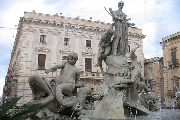 Sycylia | Fontanna Minerwy (Diany) na Placu Archimedesa (Piazza Archimede)