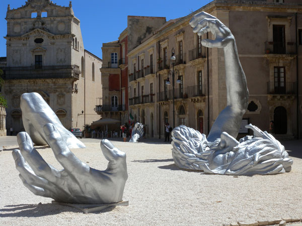 Sycylia | Monumentalna rzeźba „Przebudzenie Giganta” autorstwa Sewarda Johnsona na Piazza Duomo (naprzeciwko katedry, w tle widoczny kościół Świętej Łucji)