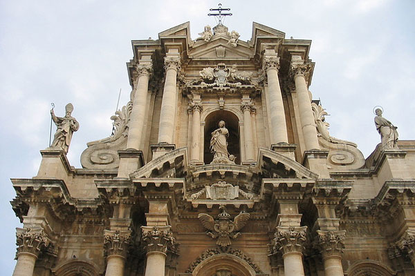Sycylia | Słynna katedra Syrakuzańska na Piazza Duomo 