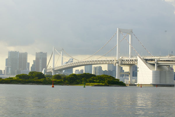 Tokio | W ciągu dnia most jest raczej biały niż tęczowy 