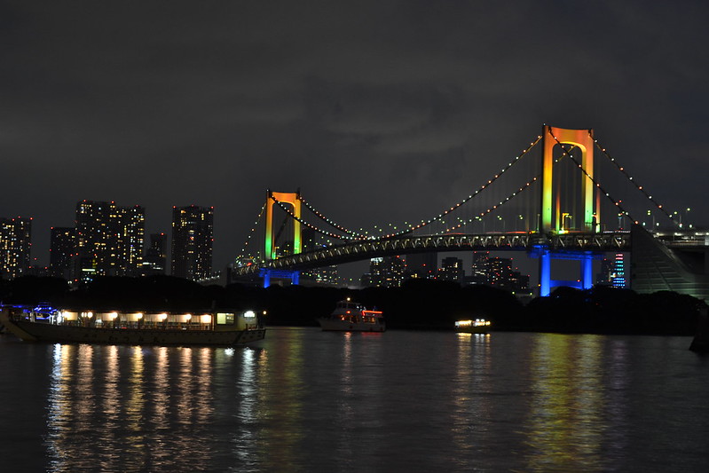 Tokio | Nocą most rozbłyskuje kolorowymi światłami