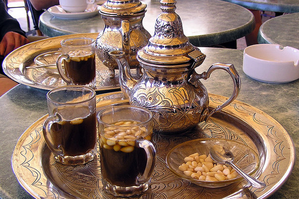 Tunezja | Mocna miętowa herbata serwowana z orzeszkami piniowymi