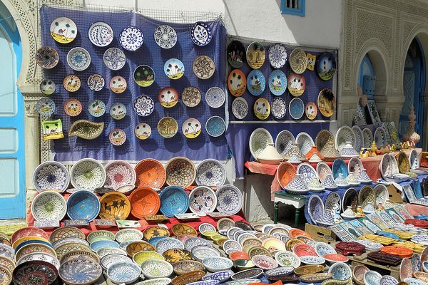 Tunezja | Stoisko z wyrobami ceramicznymi w Medynie