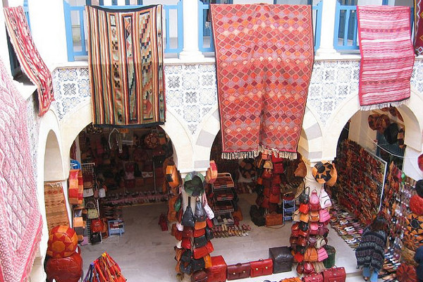 Tunezja | Stoiska i galanterią skórzaną i dywanami
