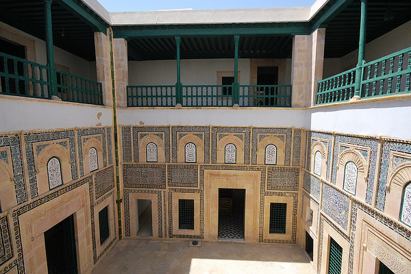 Tunezja | Dziedziniec muzeum Dar Jellouli 