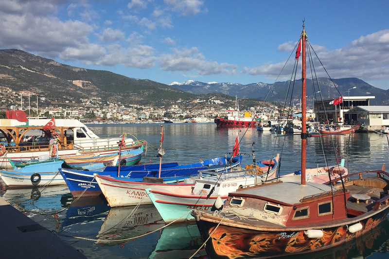 Turcja | Z Alanyi można wybrać się na wycieczkę po grotach oraz na rejs wzdłuż wybrzeża