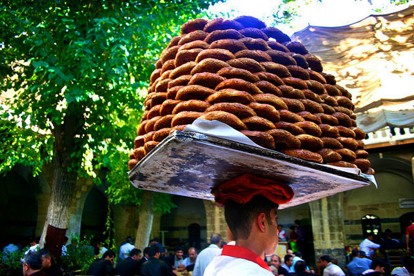 Turcja | Sprzedawca pieczywa, zwanego simit, przemierzający ulice Urfy