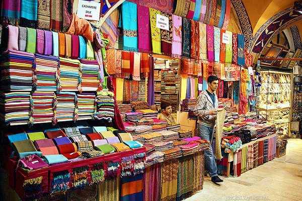 Turcja | Stoisko z ubraniami na stambulskim bazarze