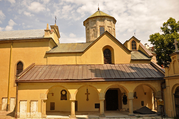 Ukraina | Najstarsza część katedry z krużgankiem