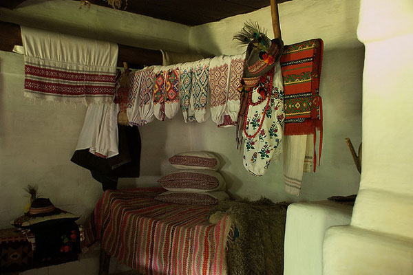 Ukraina | We wnętrzach domów zgromadzonych w Lesie Szewczenki znajdują się sprzęty używane niegdyś przez mieszkańców wsi