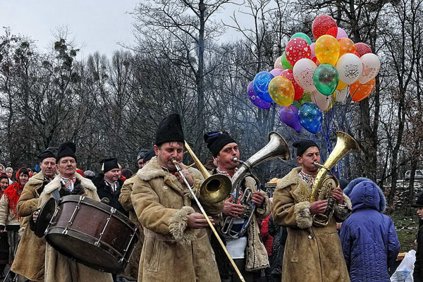 Ukraina | Malanka to teatralizowana impreza popularna w wielu wsiach Bukowiny