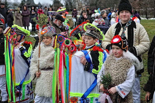 Ukraina | O zmierzchu po wsi zaczynają chodzić szczodraki w świątecznych przebraniach