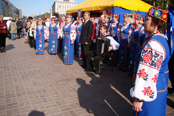 Ukraina | Mieszkanki Kijowa w tradycyjnych strojach