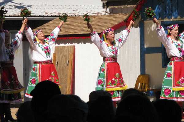 Ukraina | Ukraińskie tancerki w koszulach zdobionych motywem kwiatowym