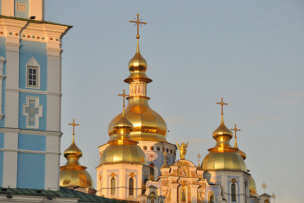 Ukraina | Refleksy zachodzącego słońca na złotych kopułach cerkwi – niezapomniane wspomnienia z Kijowa