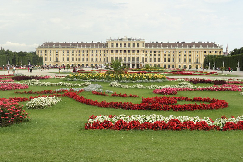 Austria | Kwiatowy ogród przed pałacem w Wiedniu